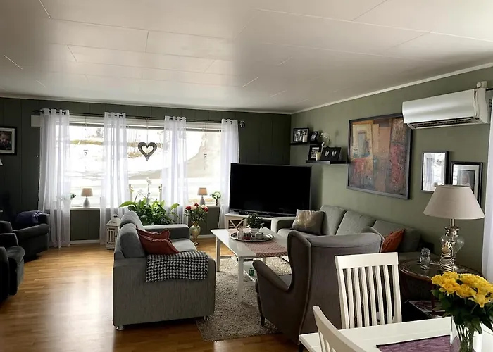 Fantastic House With Seafront In Vakantiehuis Gryllefjord