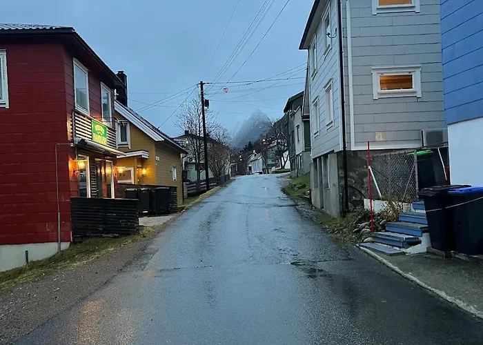 Fantastic House With Seafront In Vakantiehuis Gryllefjord