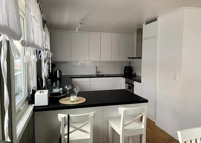 Дом отдыха Fantastic House With Seafront In Gryllefjord